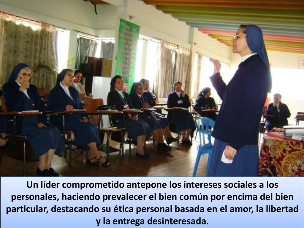 Un líder comprometido antepone los intereses sociales a los personales, haciendo prevalecer el bien común por encima del bien particular, destacando su ética personal basada en el amor, la libertad y la entrega desinteresada.