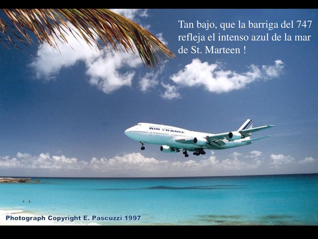 Tan bajo, que la barriga del 747 refleja el intenso azul de la mar de St. Marteen !