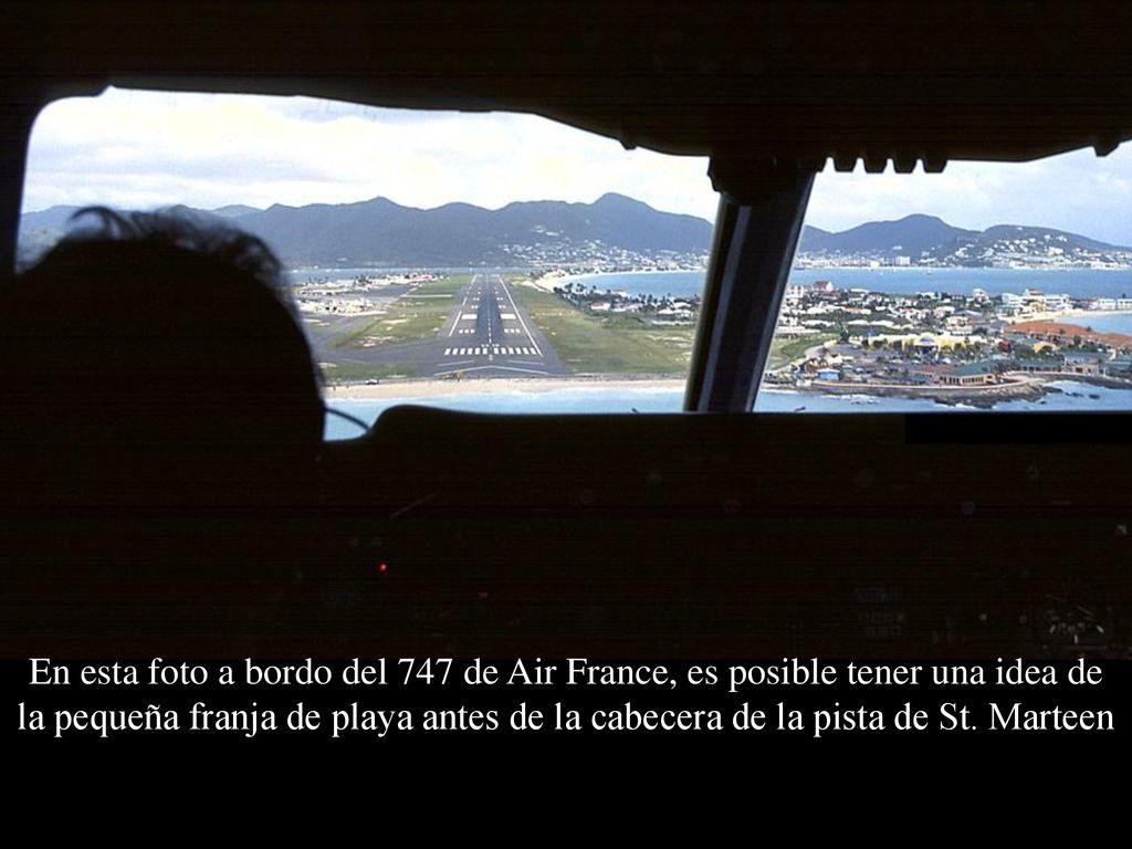 En esta foto a bordo del 747 de Air France, es posible tener una idea de la pequeña franja de playa antes de la cabecera de la pista de St.