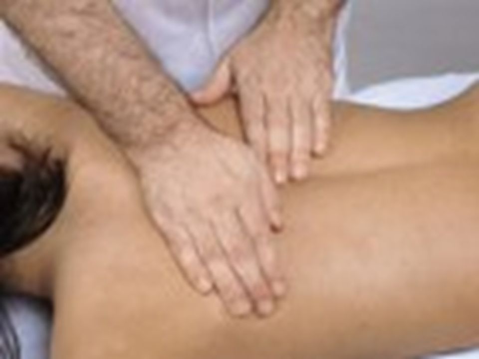 Los quiroprácticos que se especializan en el tratamiento del dolor lumbar intentan mejorar la función de las articulaciones y el sistema nervioso mediante el ajuste de las subluxaciones vertebrales. Los ajustes espinales manuales son la clave del tratamiento quiropráctico y, de hecho, la palabra quiropráctico deriva de dos palabras griegas: cheiros y praktikos , que juntas significan hecho con las manos .