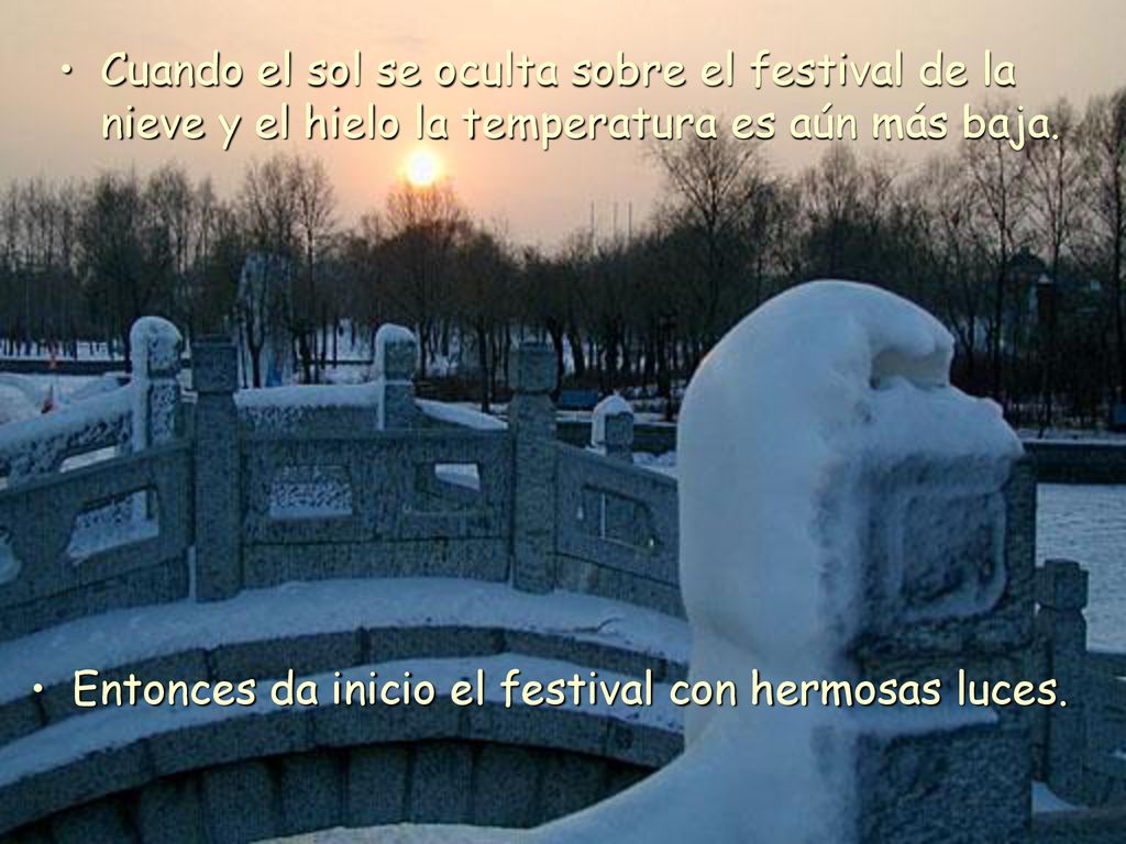 Cuando el sol se oculta sobre el festival de la nieve y el hielo la temperatura es aún más baja.