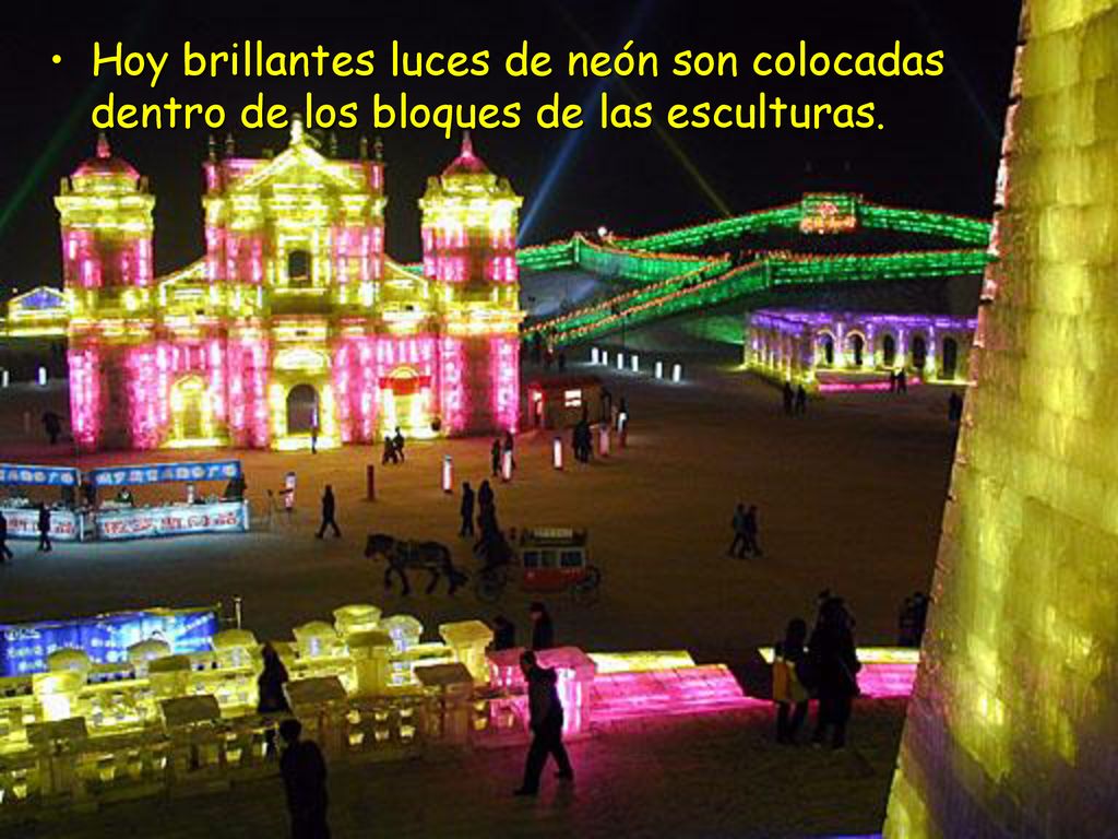 Hoy brillantes luces de neón son colocadas dentro de los bloques de las esculturas.