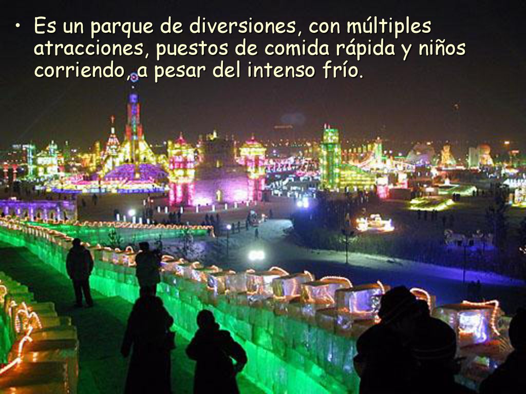 Es un parque de diversiones, con múltiples atracciones, puestos de comida rápida y niños corriendo, a pesar del intenso frío.