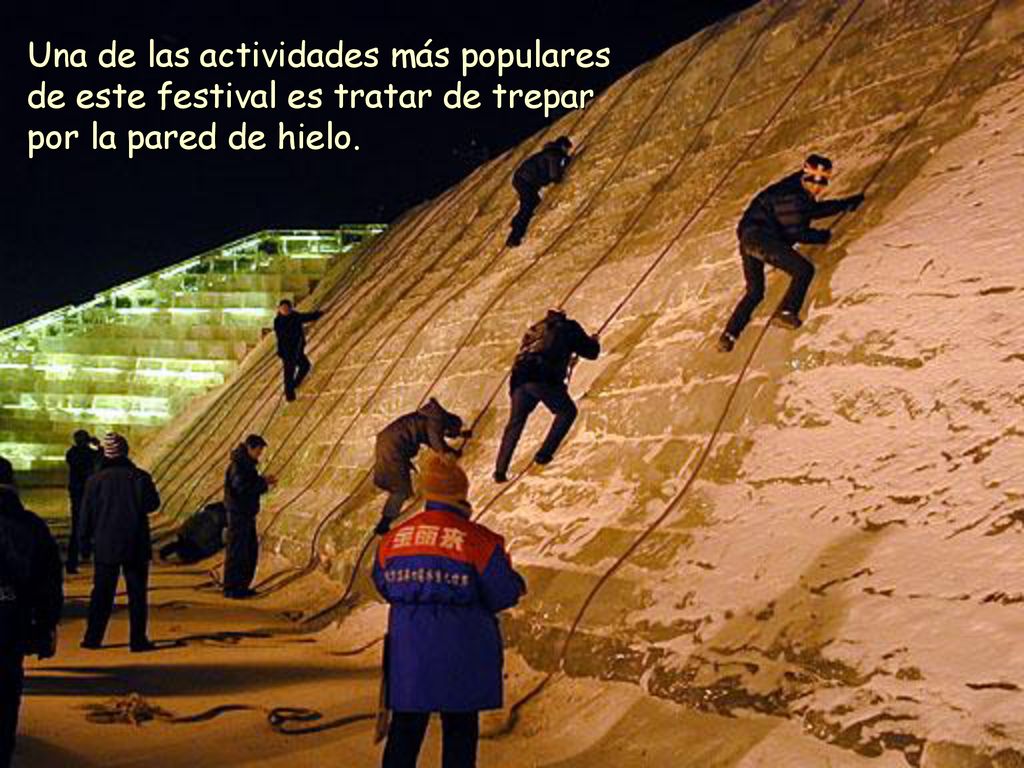 Una de las actividades más populares de este festival es tratar de trepar por la pared de hielo.