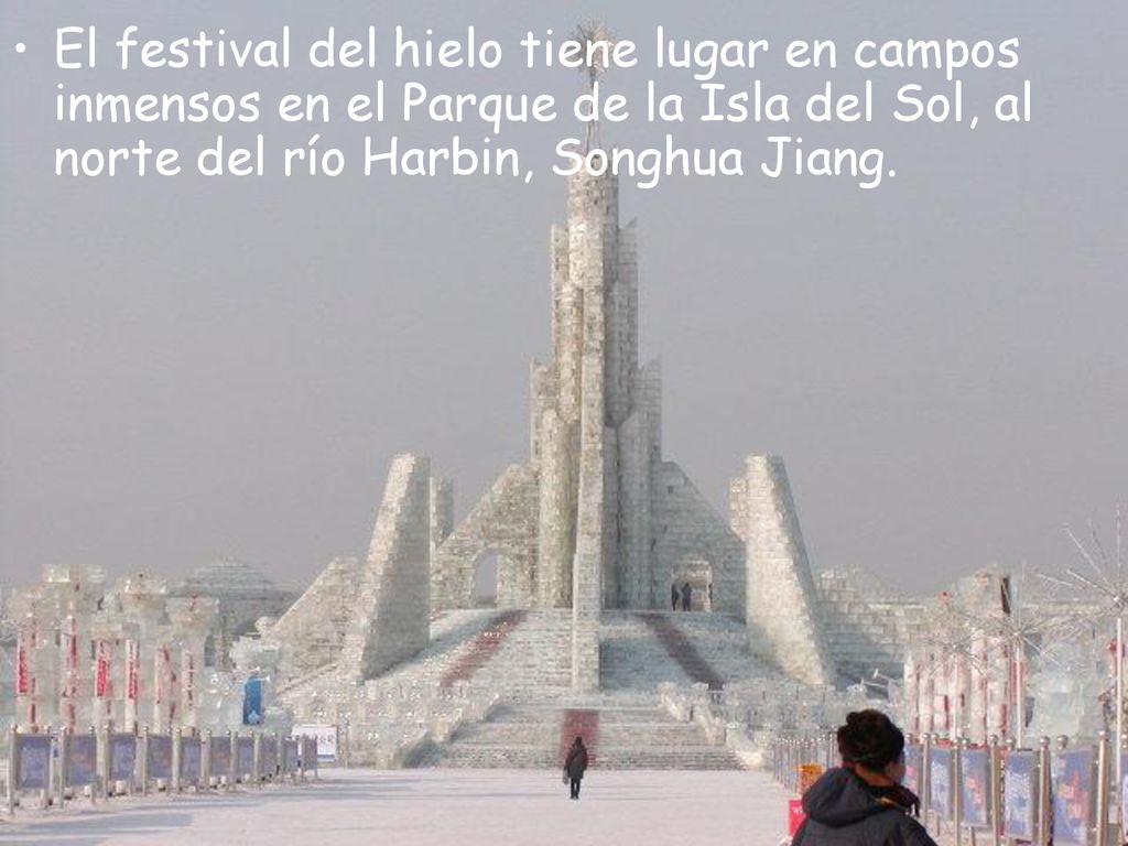 El festival del hielo tiene lugar en campos inmensos en el Parque de la Isla del Sol, al norte del río Harbin, Songhua Jiang.