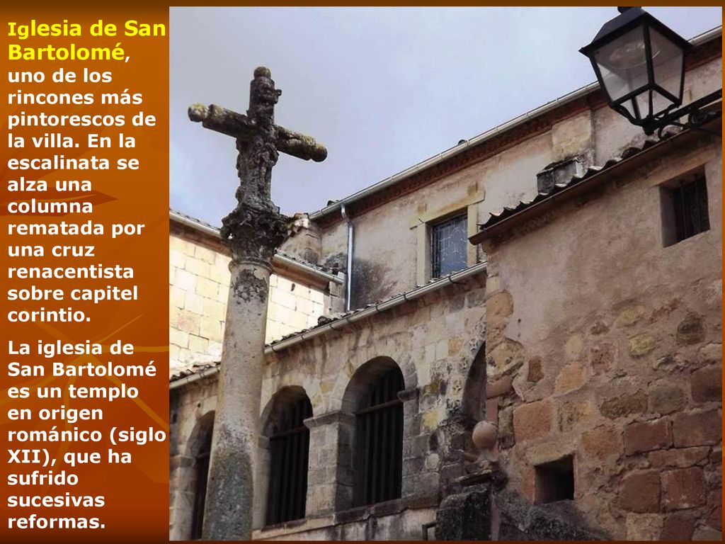 Iglesia de San Bartolomé, uno de los rincones más pintorescos de la villa. En la escalinata se alza una columna rematada por una cruz renacentista sobre capitel corintio.