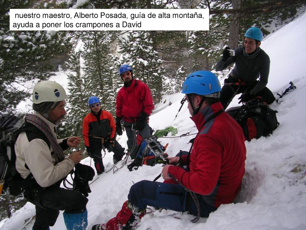 nuestro maestro, Alberto Posada, guía de alta montaña, ayuda a poner los crampones a David