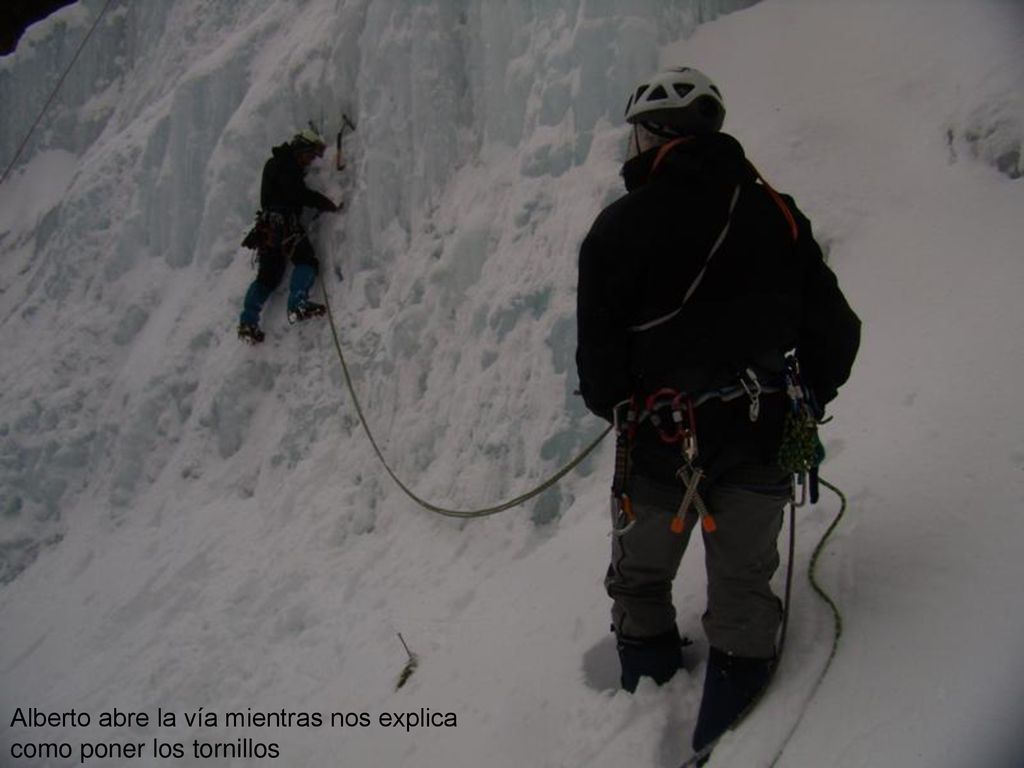 Alberto abre la vía mientras nos explica como poner los tornillos