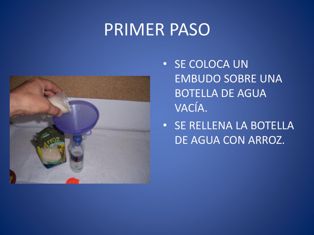 PRIMER PASO SE COLOCA UN EMBUDO SOBRE UNA BOTELLA DE AGUA VACÍA.