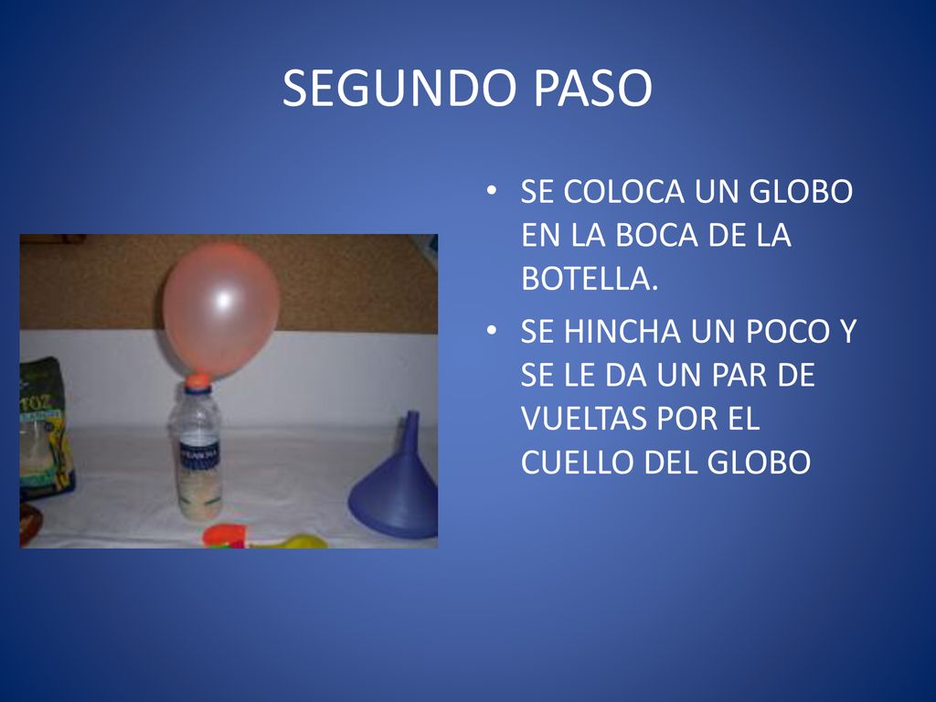 SEGUNDO PASO SE COLOCA UN GLOBO EN LA BOCA DE LA BOTELLA.