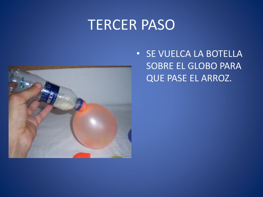 TERCER PASO SE VUELCA LA BOTELLA SOBRE EL GLOBO PARA QUE PASE EL ARROZ.