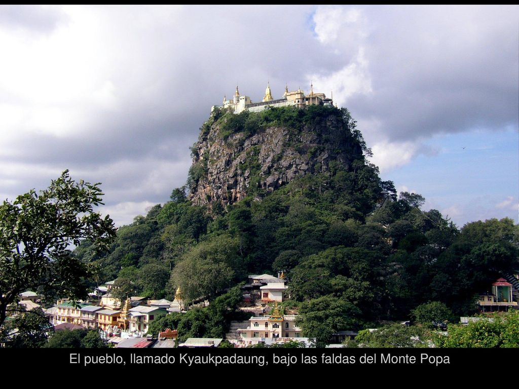 El pueblo, llamado Kyaukpadaung, bajo las faldas del Monte Popa
