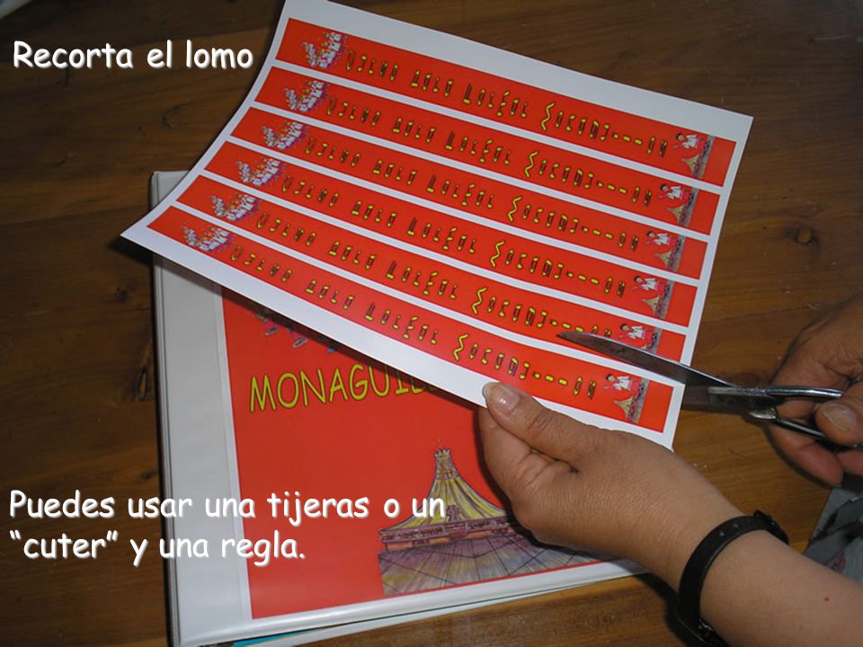 Recorta el lomo Puedes usar una tijeras o un cuter y una regla.