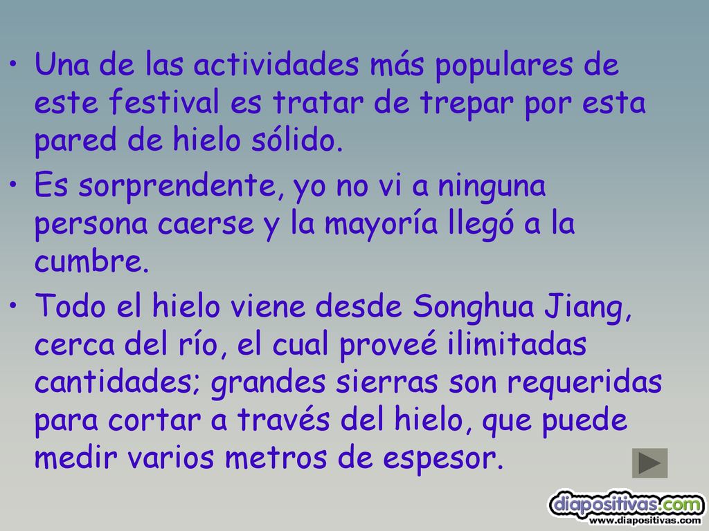 Una de las actividades más populares de este festival es tratar de trepar por esta pared de hielo sólido.