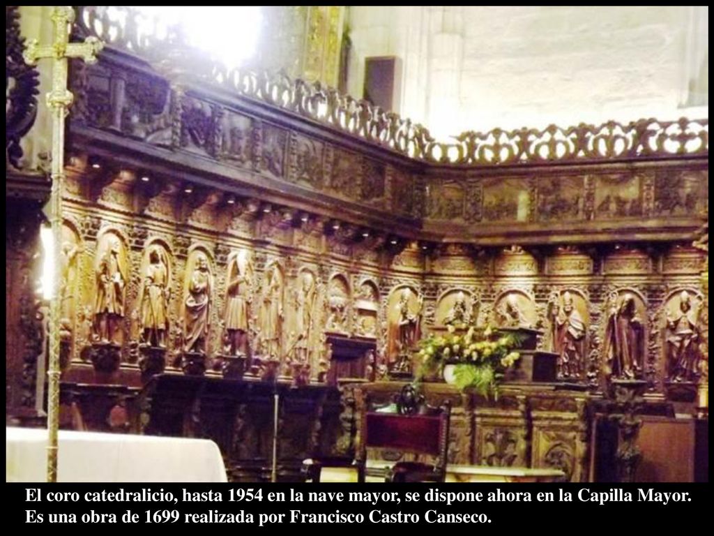 El coro catedralicio, hasta 1954 en la nave mayor, se dispone ahora en la Capilla Mayor.