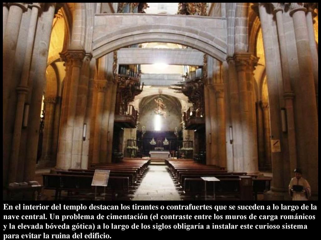 En el interior del templo destacan los tirantes o contrafuertes que se suceden a lo largo de la nave central.