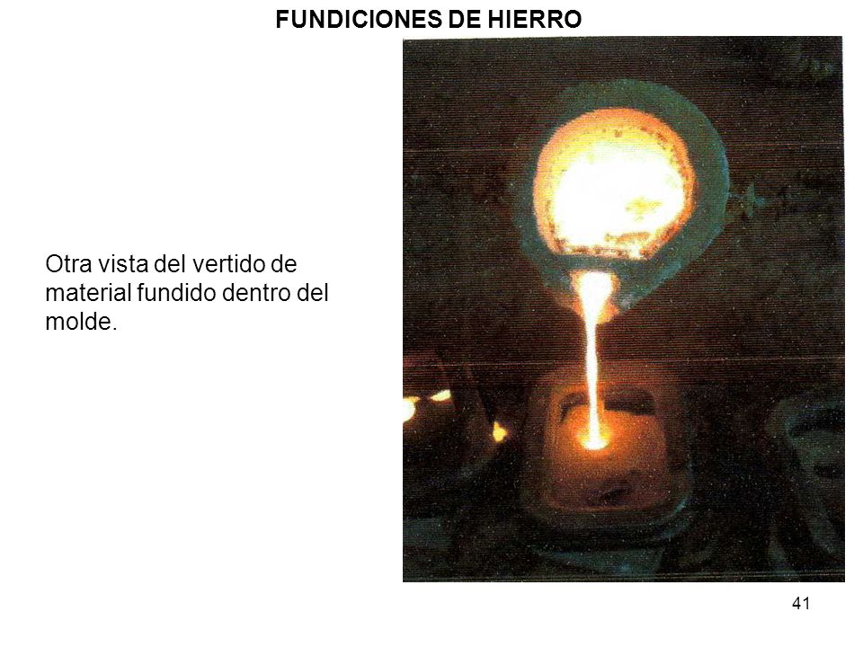 FUNDICIONES DE HIERRO Otra vista del vertido de material fundido dentro del molde.
