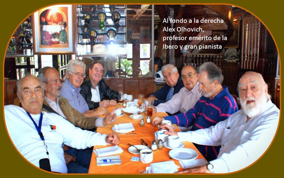 Al fondo a la derecha Alex Olhovich, profesor emérito de la Ibero y gran pianista