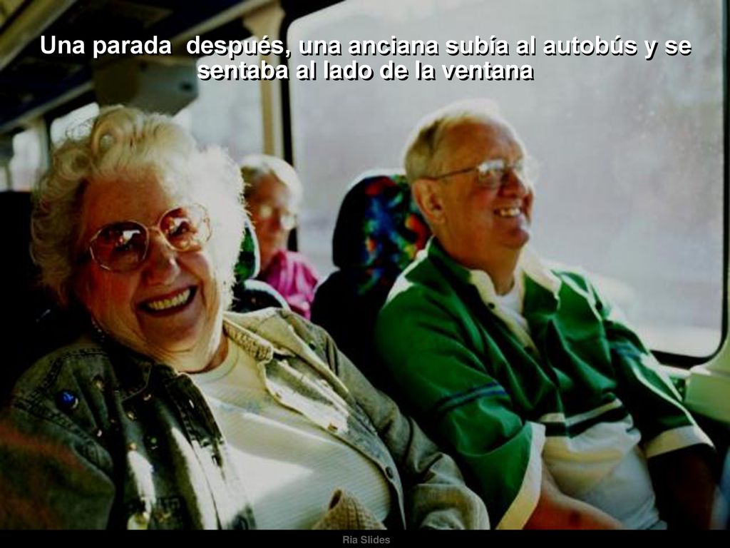 Una parada después, una anciana subía al autobús y se sentaba al lado de la ventana