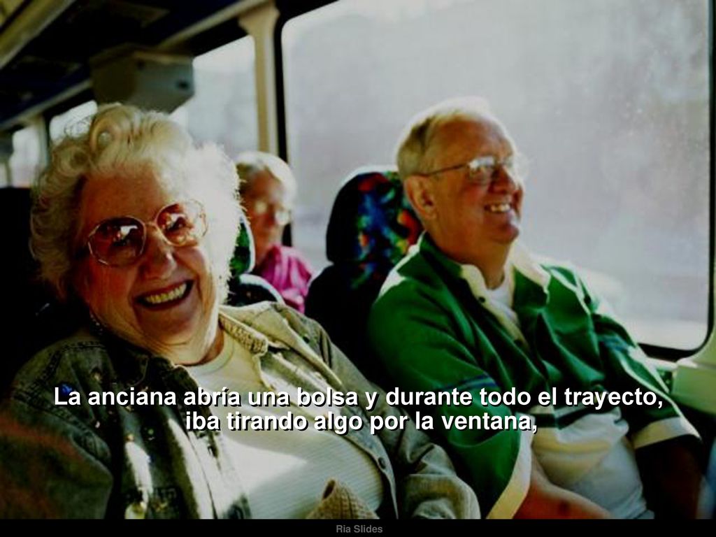 La anciana abría una bolsa y durante todo el trayecto,