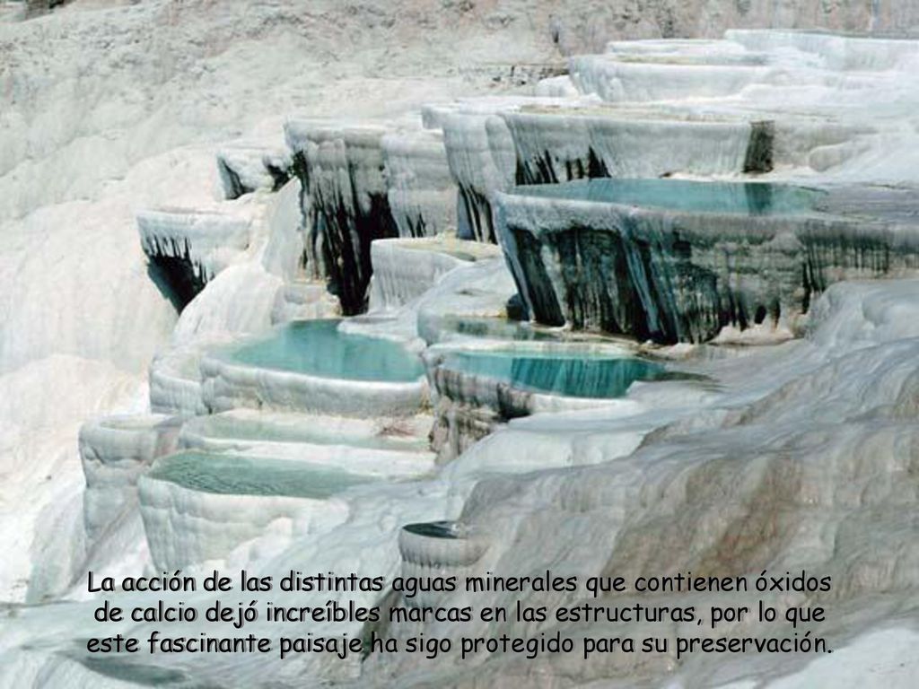 La acción de las distintas aguas minerales que contienen óxidos de calcio dejó increíbles marcas en las estructuras, por lo que este fascinante paisaje ha sigo protegido para su preservación.