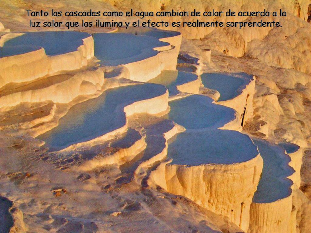 Tanto las cascadas como el agua cambian de color de acuerdo a la luz solar que las ilumina y el efecto es realmente sorprendente.