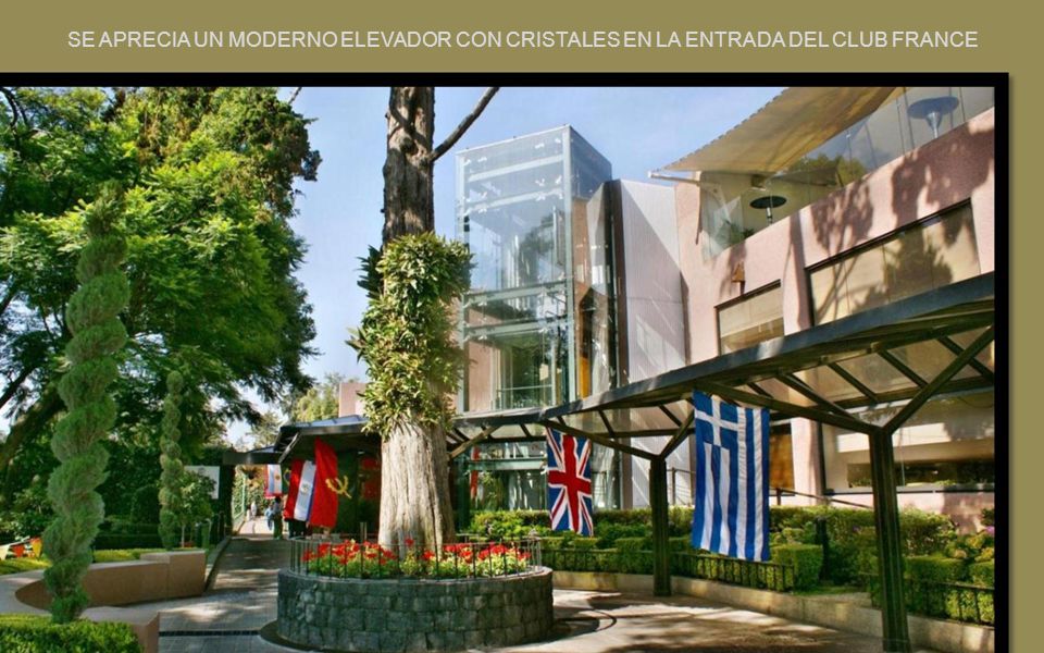 SE APRECIA UN MODERNO ELEVADOR CON CRISTALES EN LA ENTRADA DEL CLUB FRANCE