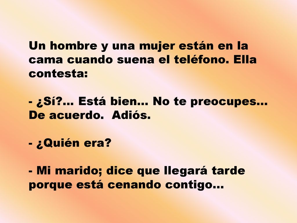 Un hombre y una mujer están en la cama cuando suena el teléfono