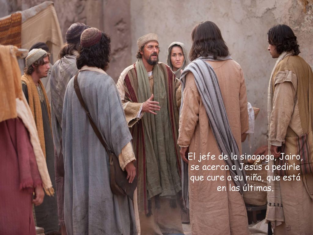El jefe de la sinagoga, Jairo, se acerca a Jesús a pedirle que cure a su niña, que está en las últimas.