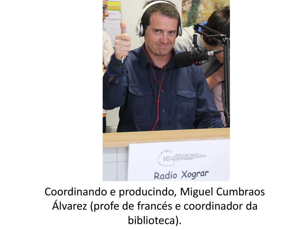 Coordinando e producindo, Miguel Cumbraos Álvarez (profe de francés e coordinador da biblioteca).