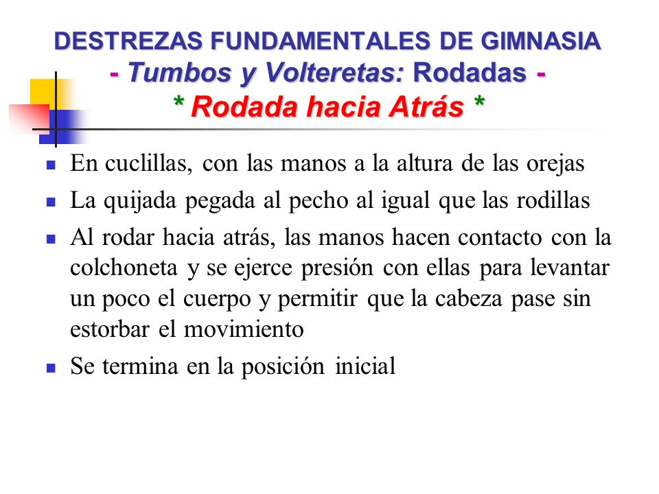 En cuclillas, con las manos a la altura de las orejas