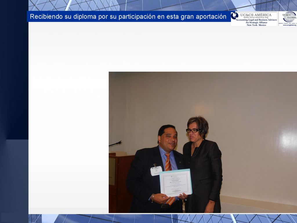 Recibiendo su diploma por su participación en esta gran aportación