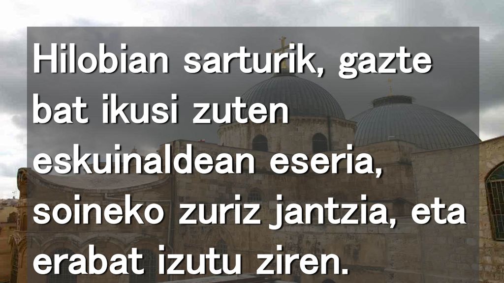 Hilobian sarturik, gazte bat ikusi zuten eskuinaldean eseria, soineko zuriz jantzia, eta erabat izutu ziren.