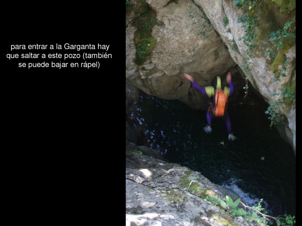 para entrar a la Garganta hay que saltar a este pozo (también se puede bajar en rápel)
