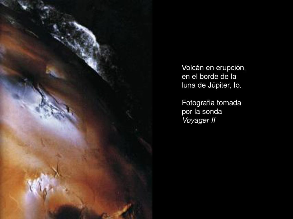 Volcán en erupción, en el borde de la luna de Júpiter, Io.
