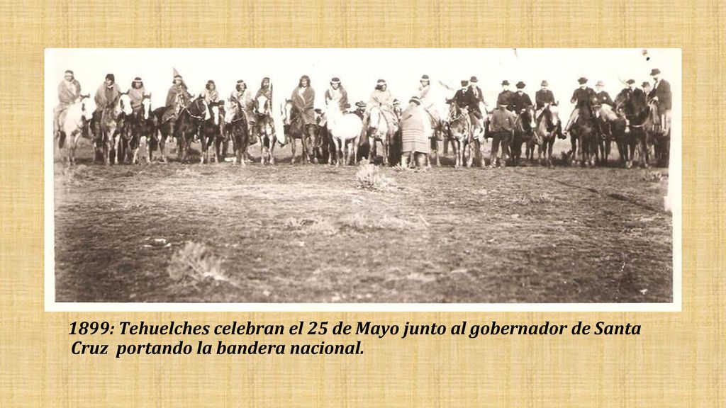 1899: Tehuelches celebran el 25 de Mayo junto al gobernador de Santa Cruz portando la bandera nacional.