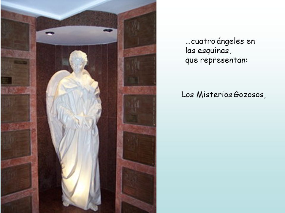 …cuatro ángeles en las esquinas, que representan: Los Misterios Gozosos,