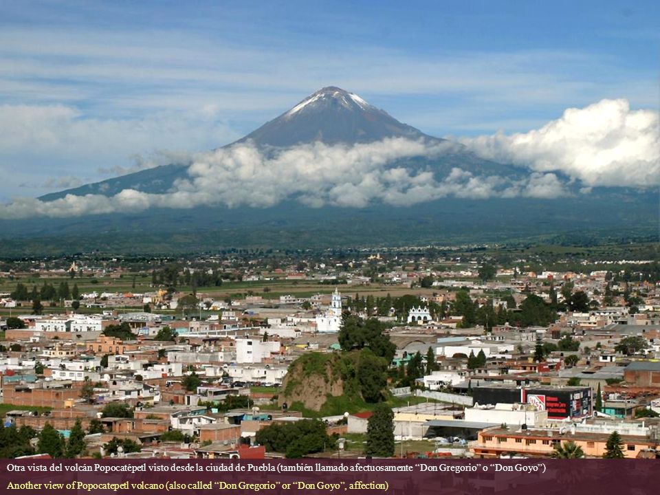 Otra vista del volcán Popocatépetl visto desde la ciudad de Puebla (también llamado afectuosamente Don Gregorio o Don Goyo )