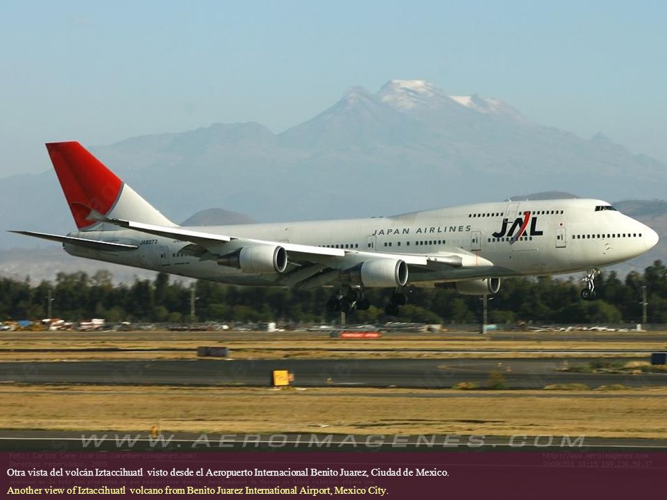 Otra vista del volcán Iztaccihuatl visto desde el Aeropuerto Internacional Benito Juarez, Ciudad de Mexico.