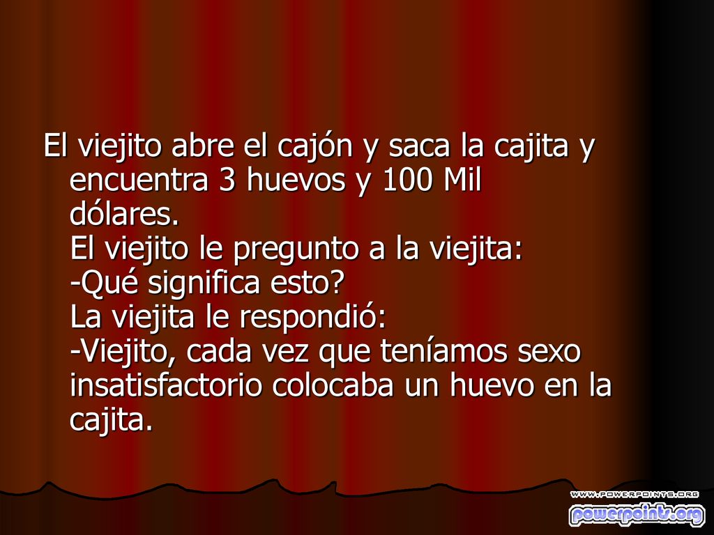 El viejito abre el cajón y saca la cajita y encuentra 3 huevos y 100 Mil dólares.