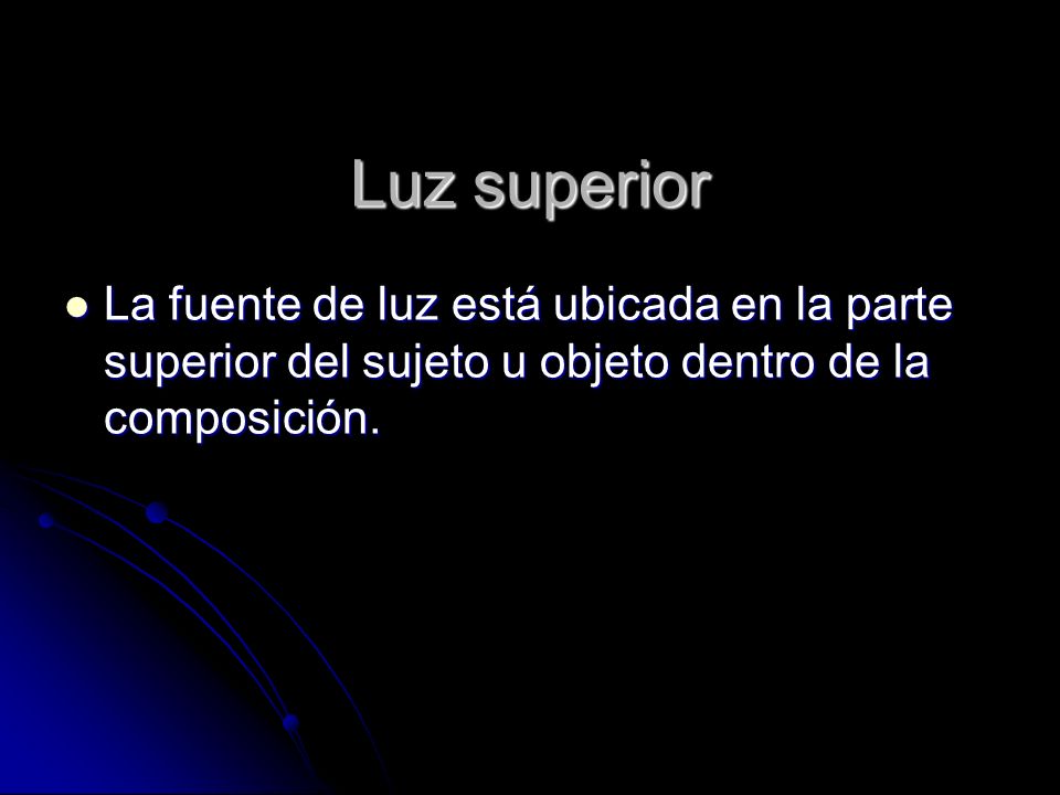 Luz superior La fuente de luz está ubicada en la parte superior del sujeto u objeto dentro de la composición.