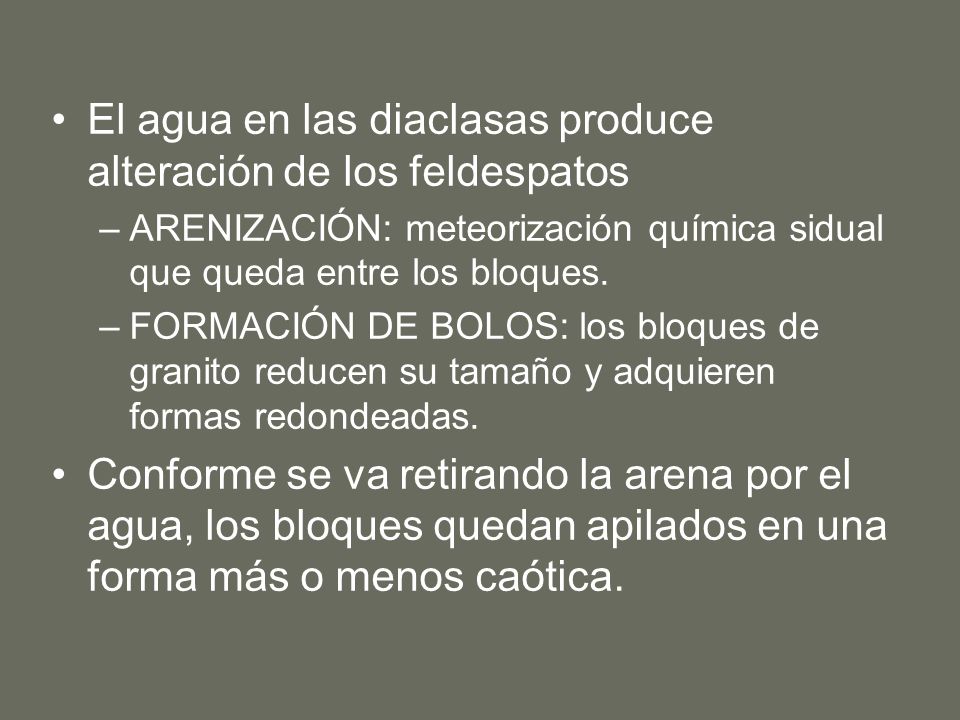 El agua en las diaclasas produce alteración de los feldespatos