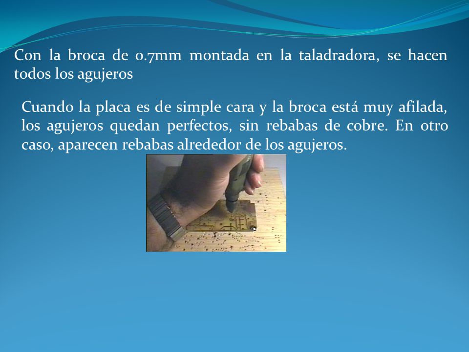 Con la broca de 0.7mm montada en la taladradora, se hacen todos los agujeros
