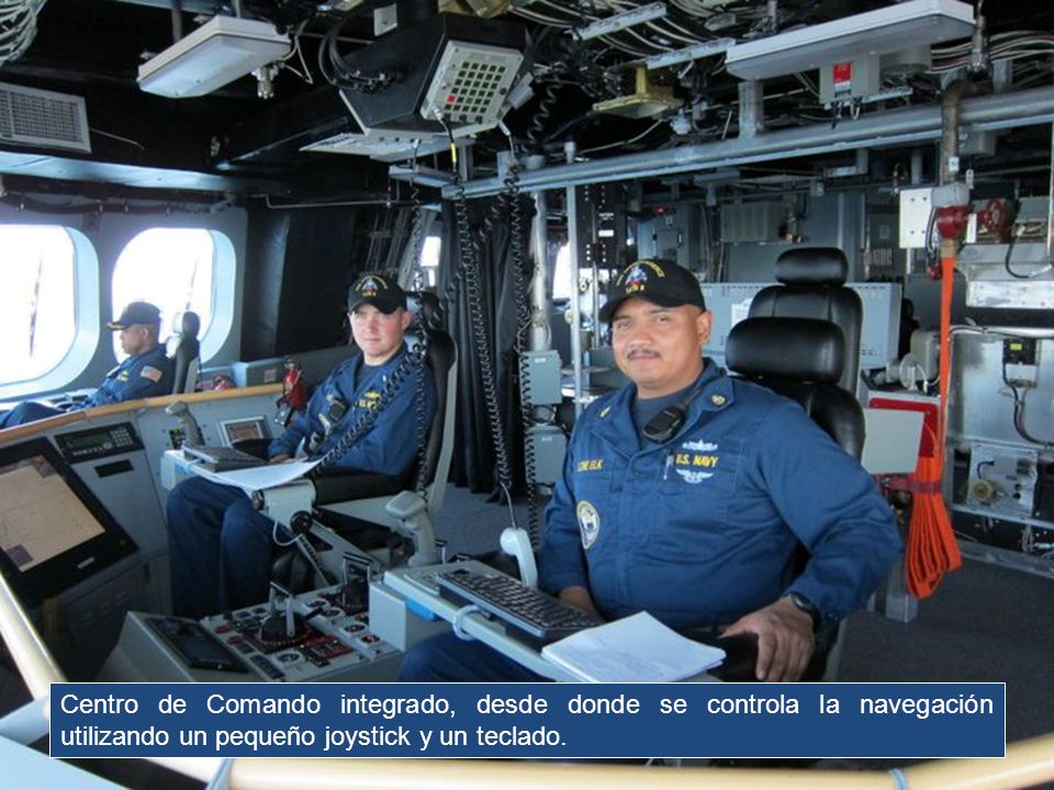 Centro de Comando integrado, desde donde se controla la navegación utilizando un pequeño joystick y un teclado.