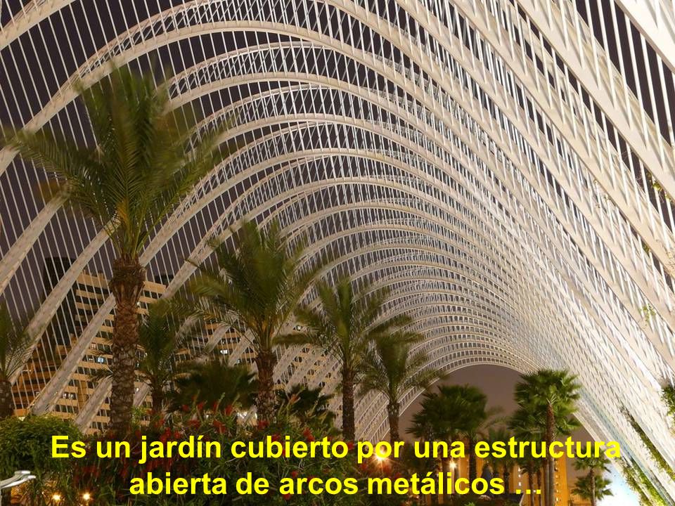 Es un jardín cubierto por una estructura abierta de arcos metálicos …