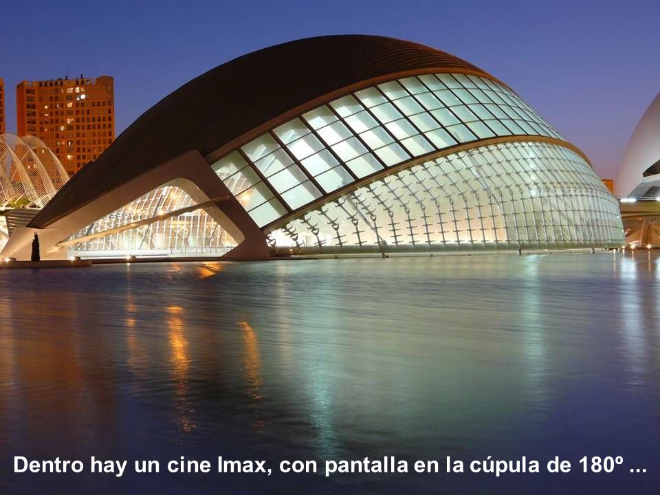 Dentro hay un cine Imax, con pantalla en la cúpula de 180º ...