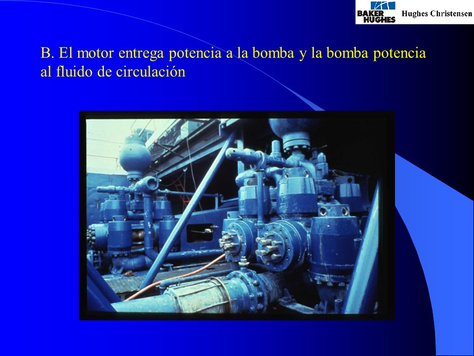 B. El motor entrega potencia a la bomba y la bomba potencia al fluido de circulación