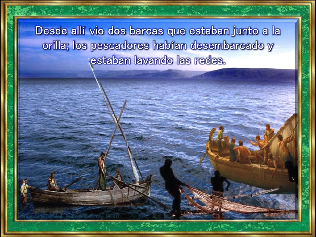 Desde allí vio dos barcas que estaban junto a la orilla; los pescadores habían desembarcado y estaban lavando las redes.