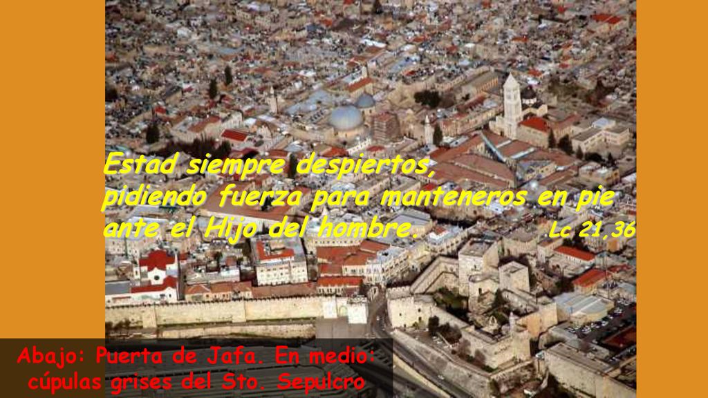 Abajo: Puerta de Jafa. En medio: cúpulas grises del Sto. Sepulcro