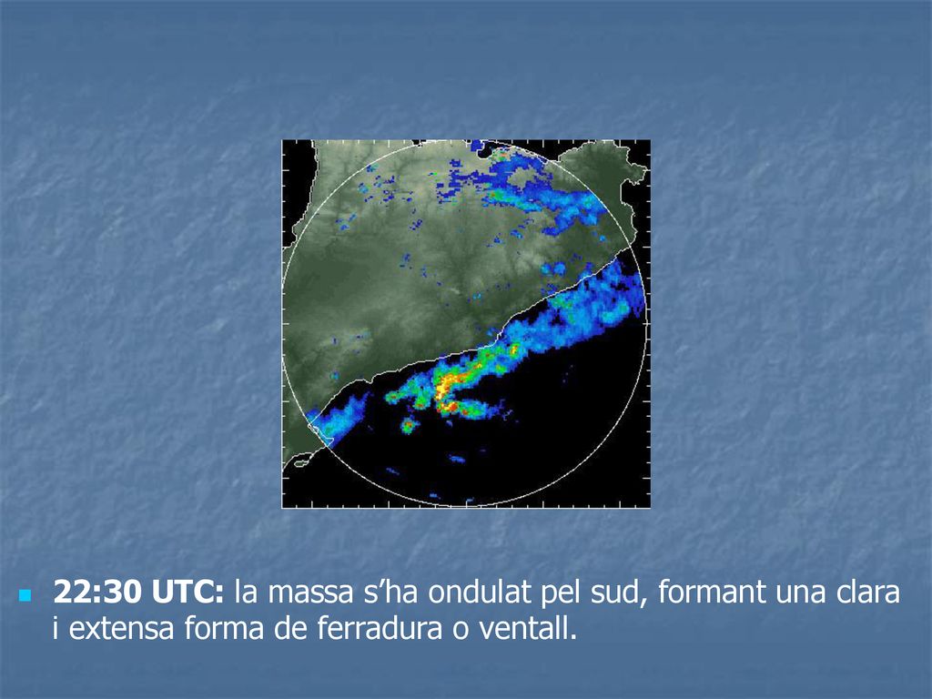 22:30 UTC: la massa s’ha ondulat pel sud, formant una clara i extensa forma de ferradura o ventall.